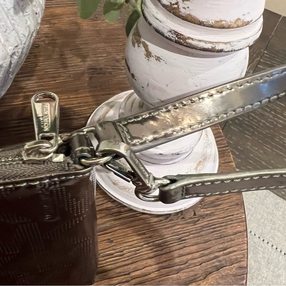 NWOT Michael Kors Metallic Wristlet - Picture 6 of 8